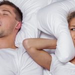 Wenn Sie schnarchen, kann dies Ihren Schlaf beeinträchtigen und infolgedessen, Ihre Funktion für den Rest des Tages beeinflussen